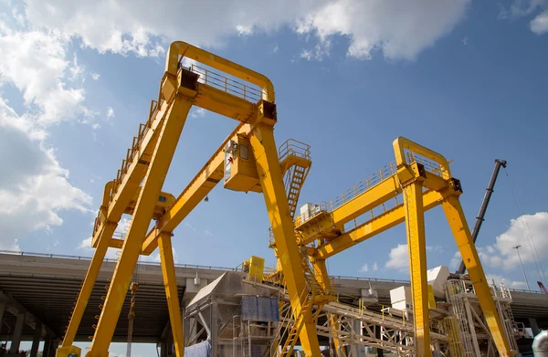 Gul gantry bridge kran för last och konstruktion — Stockfoto