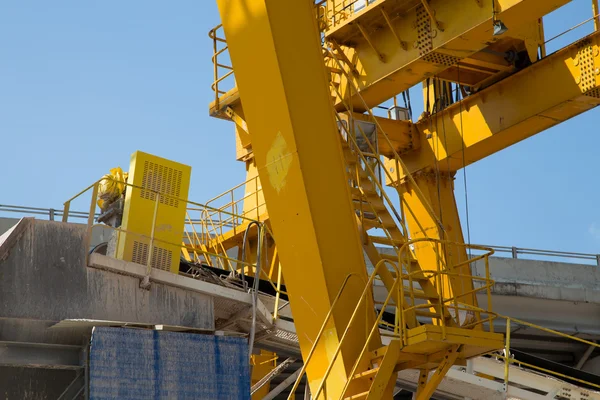 Gul gantry bridge kran för last och konstruktion — Stockfoto