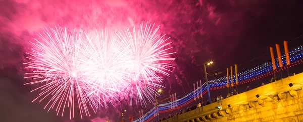 Fuegos artificiales sobre Moscú. Rusia — Foto de Stock