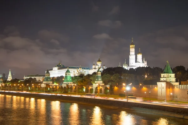 Natt utsikt över moskva-floden och Kreml, Ryssland, Moskva — Stockfoto