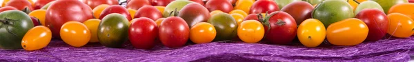 Stilleven met verschillende kleur tomaten — Stockfoto