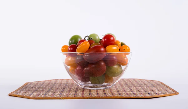 Stilleven met verschillende kleur tomaten — Stockfoto