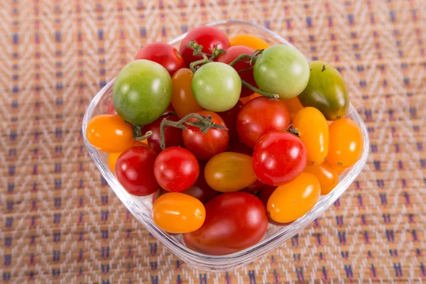 Nature morte avec des tomates de couleur différente — Photo