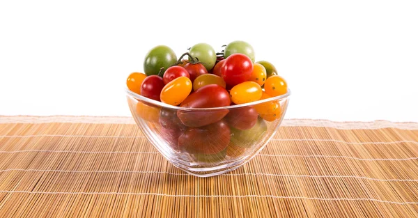 Натюрморт з різними кольоровими помідорами — стокове фото
