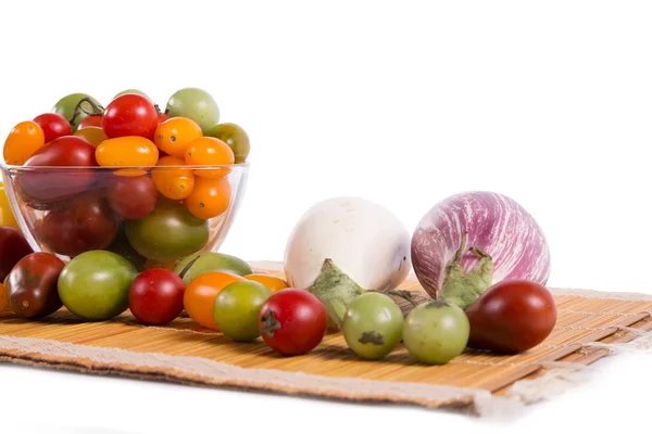 異なる色のトマトとナスのある静物 — ストック写真