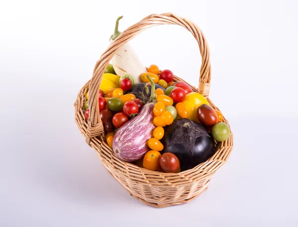 Натюрморт з різними кольоровими помідорами, перцем та баклажанами — стокове фото