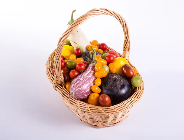 Natureza morta com tomates a cores diferentes, pimentão e berinjelas — Fotografia de Stock