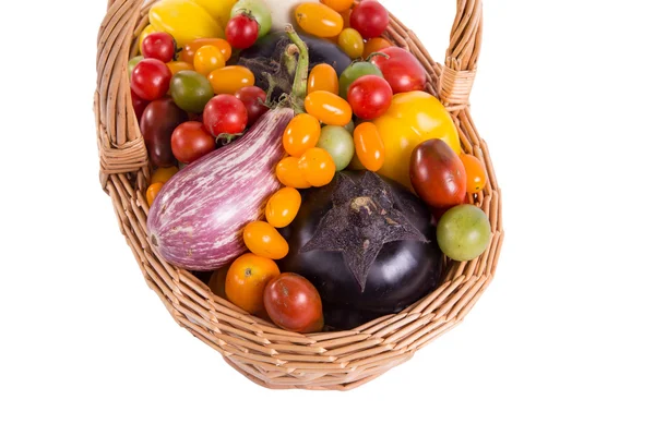 Натюрморт з різними кольоровими помідорами та баклажанами — стокове фото