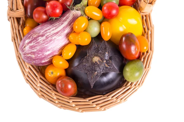 Натюрморт с помидорами разного цвета, перцем и баклажанами — стоковое фото