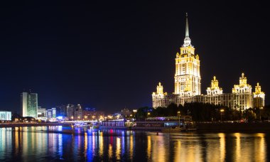 yüksek katlı bina gece, Moskova, Rusya