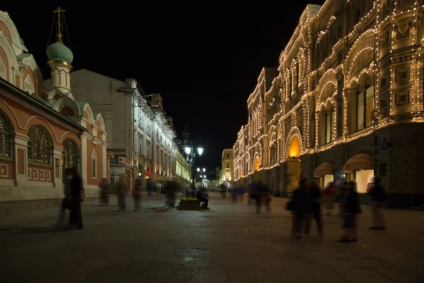 Historische gebouwen op nikolskaya straat in de buurt van het kremlin van Moskou 's nachts, Rusland — Stockfoto