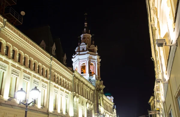 Zabytkowe budynki na nikolskaya street w pobliżu Moskwy w nocy, Federacja Rosyjska — Zdjęcie stockowe