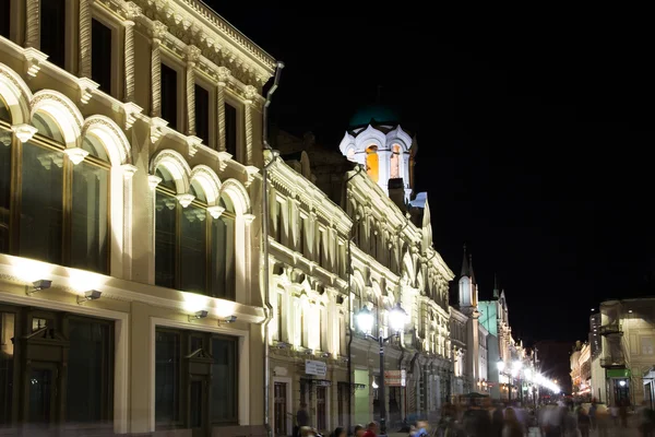 Historické budovy na nikolskaya street poblíž Moskvy v noci, Rusko — Stock fotografie