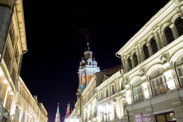 Historické budovy na nikolskaya street poblíž Moskvy v noci, Rusko — Stock fotografie