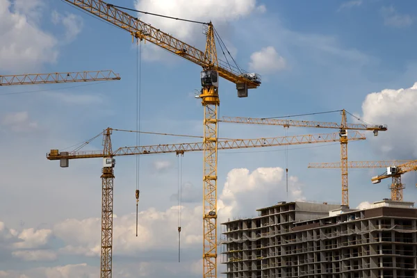 Guindastes em um canteiro de obras — Fotografia de Stock