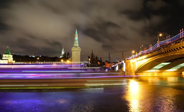 Vista notturna del fiume Moskva e del Cremlino, Russia, Mosca — Foto Stock