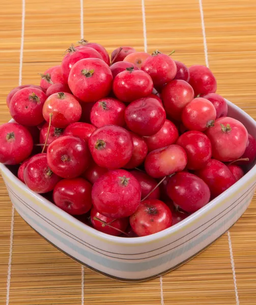 Martwa natura z świeże małe czerwone jabłka — Zdjęcie stockowe