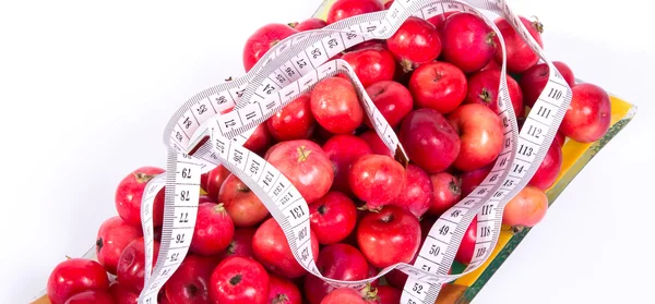 Gesunde Ernährung. leckere Äpfel mit Maßband — Stockfoto