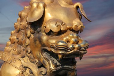 Yasak Şehir bronz bir Çinli ejderha heykeli. Beijing, Çin