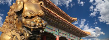Yasak Şehir bronz bir Çinli ejderha heykeli. Beijing, Çin