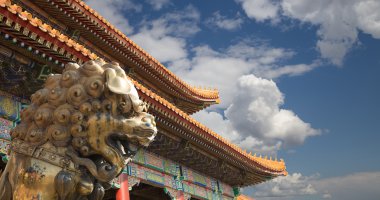 Yasak Şehir bronz bir Çinli ejderha heykeli. Beijing, Çin