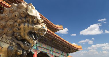 Yasak Şehir bronz bir Çinli ejderha heykeli. Beijing, Çin