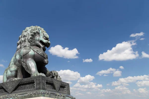 Estátua do Leão Guardião de Bronze na Cidade Proibida, Pequim, China — Fotografia de Stock