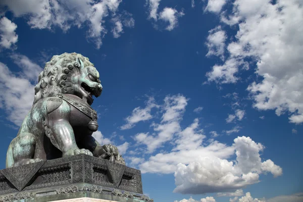 Bronzene Wächterlöwenstatue in der verbotenen Stadt Peking, China — Stockfoto