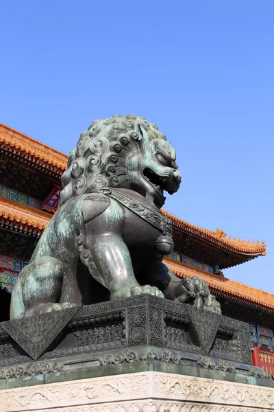 Estátua do Leão Guardião de Bronze na Cidade Proibida, Pequim, China — Fotografia de Stock