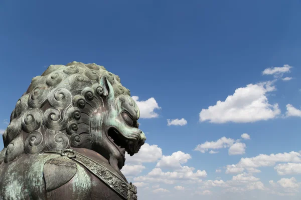 Statue du lion gardien en bronze dans la Cité interdite, Pékin, Chine — Photo