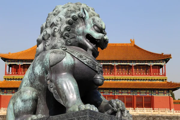 Estátua do Leão Guardião de Bronze na Cidade Proibida, Pequim, China — Fotografia de Stock