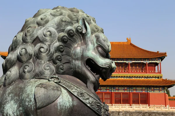 Statue du lion gardien en bronze dans la Cité interdite, Pékin, Chine — Photo