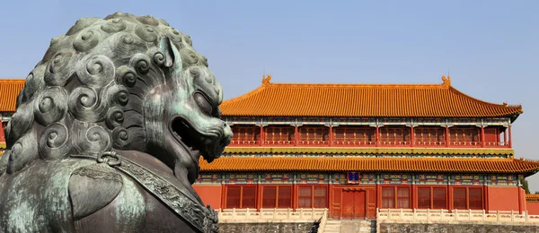 Bronz koruyucu aslan heykeli yasak şehir, Beijing, Çin — Stok fotoğraf