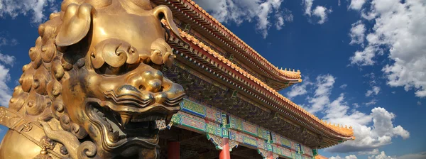 Bronzen chinese draak standbeeld in de verboden stad. Beijing, china — Stockfoto