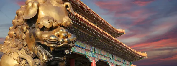 Yasak Şehir bronz bir Çinli ejderha heykeli. Beijing, Çin