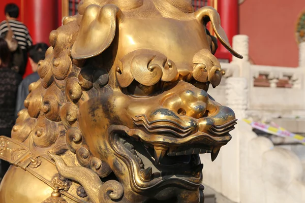 Bronze chinesische Drachenstatue in der verbotenen Stadt. Peking, China — Stockfoto