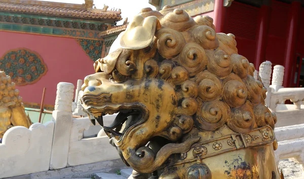 Estátua de dragão chinês de bronze na Cidade Proibida. Pequim, China — Fotografia de Stock