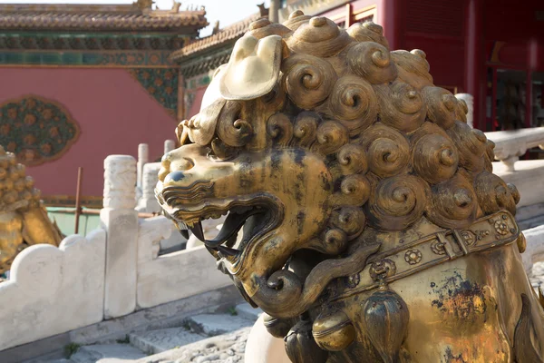 Bronze Chinese dragon statue in the Forbidden City. Beijing, China — Stock Photo, Image