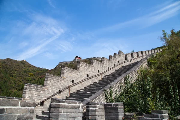 Blick auf einen der landschaftlich schönsten Abschnitte der großen Mauer von China, nördlich von Peking — Stockfoto