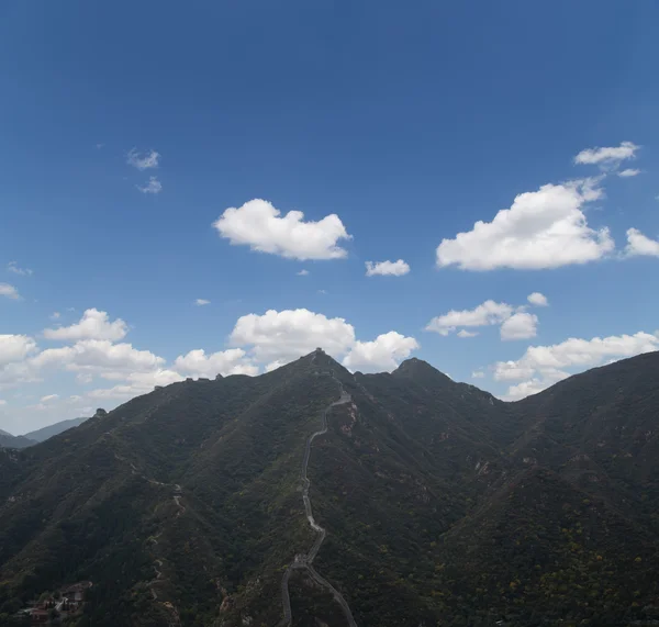 Vista de uma das seções mais cênicas da Grande Muralha da China, ao norte de Pequim — Fotografia de Stock