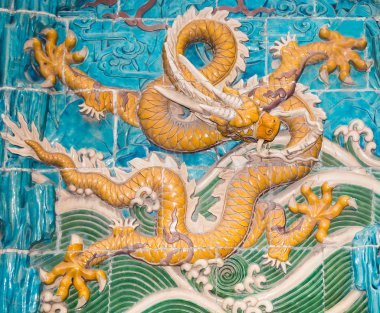 ejderha heykeli. beihai park, Pekin, Çin'de dokuz-ejderha duvar (jiulongbi). 1756 ce duvar inşa edildi