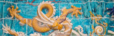 ejderha heykeli. beihai park, Pekin, Çin'de dokuz-ejderha duvar (jiulongbi). 1756 ce duvar inşa edildi