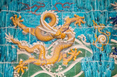 ejderha heykeli. beihai park, Pekin, Çin'de dokuz-ejderha duvar (jiulongbi). 1756 ce duvar inşa edildi