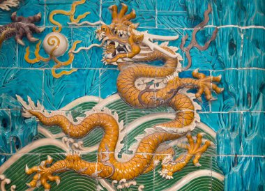 ejderha heykeli. beihai park, Pekin, Çin'de dokuz-ejderha duvar (jiulongbi). 1756 ce duvar inşa edildi