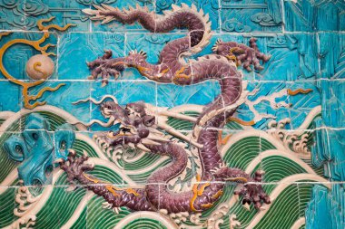 ejderha heykeli. beihai park, Pekin, Çin'de dokuz-ejderha duvar (jiulongbi). 1756 ce duvar inşa edildi