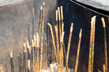 bir Budist tapınağı'nda yanan dua tütsü. Çin antik bir Budist tapınağında vuruldu