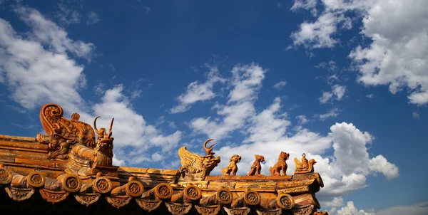 Decorazioni del tetto nel Tempio di Yonghe (Tempio Lama) a Pechino, Cina — Foto Stock