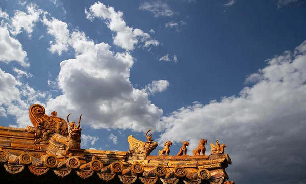 Střešní ozdoby v yonghe chrámu (lama temple) v Pekingu, Čína — Stock fotografie