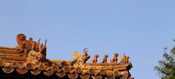 Střešní ozdoby v yonghe chrámu (lama temple) v Pekingu, Čína — Stock fotografie