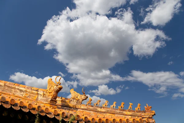 Střešní ozdoby v yonghe chrámu (lama temple) v Pekingu, Čína — Stock fotografie